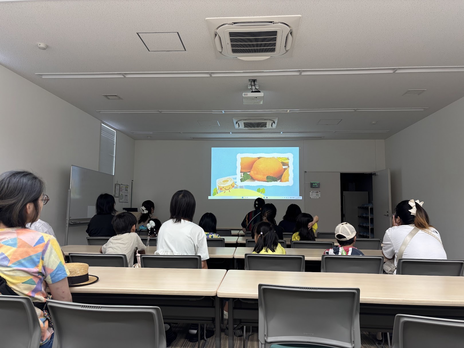 オープンファクトリー株式会社エースベーカリー小牧工場動画学習の様子