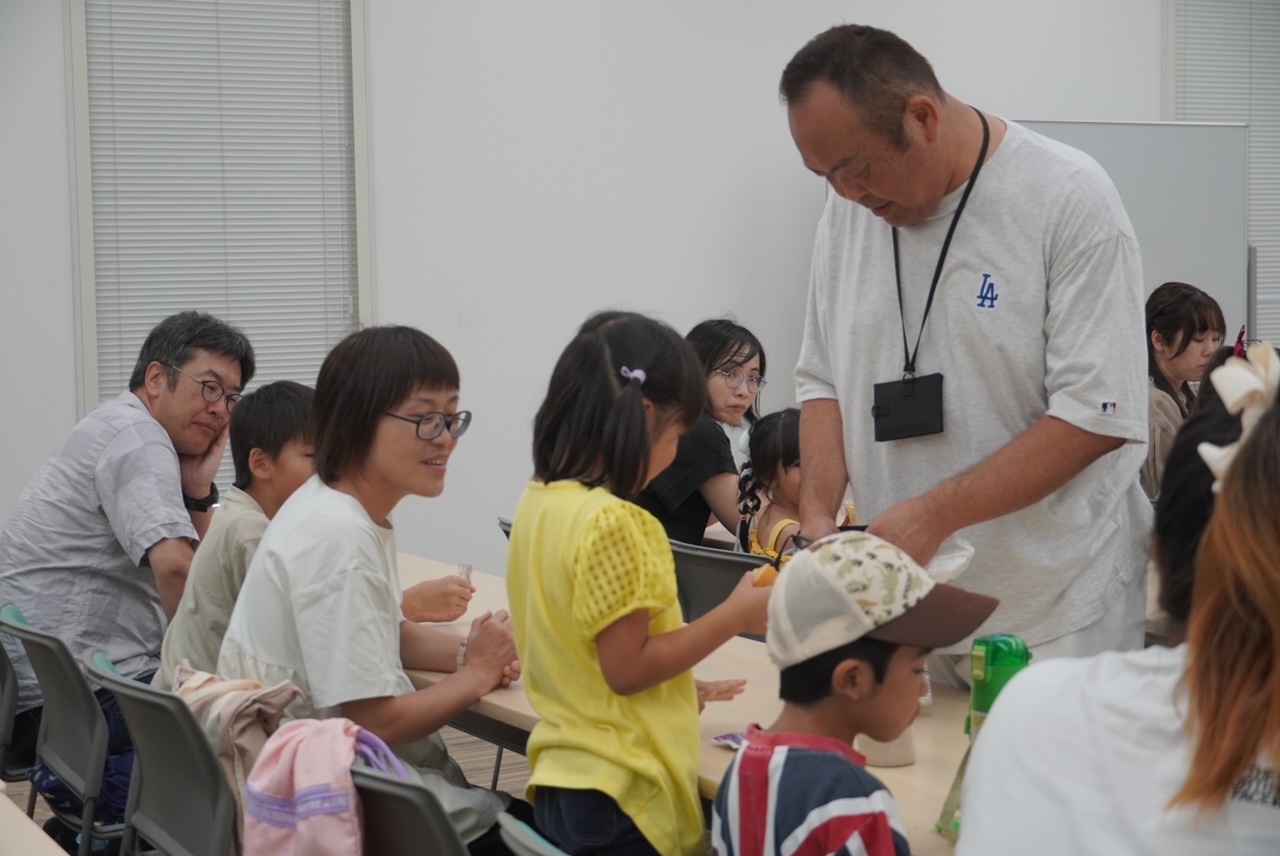 オープンファクトリー株式会社エースベーカリー小牧工場動画お菓子をみんなでたべる様子