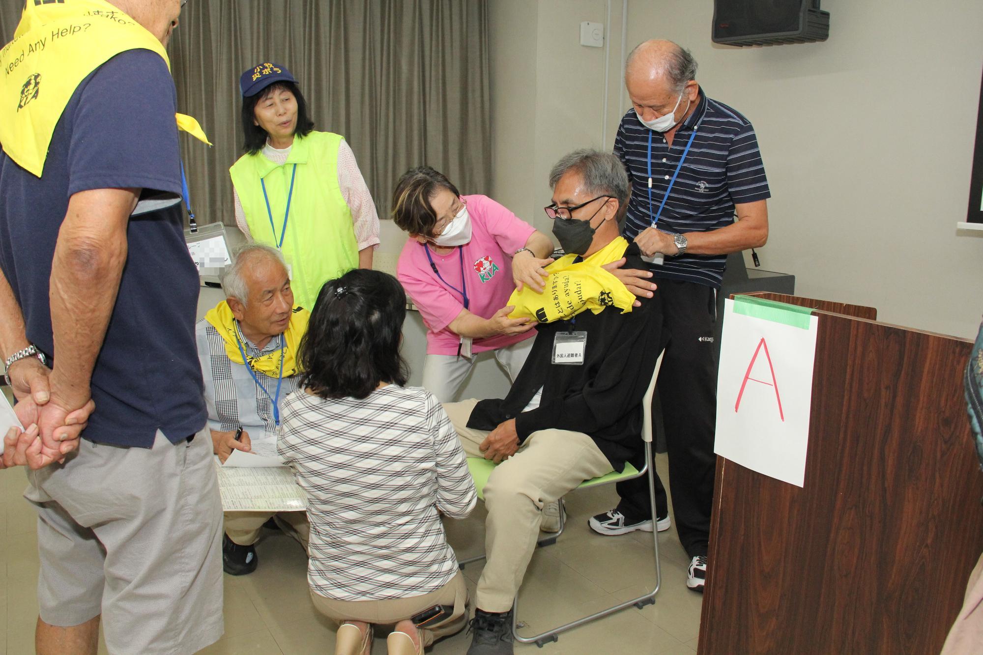 被災者から困りごとを聞き取りしている写真2