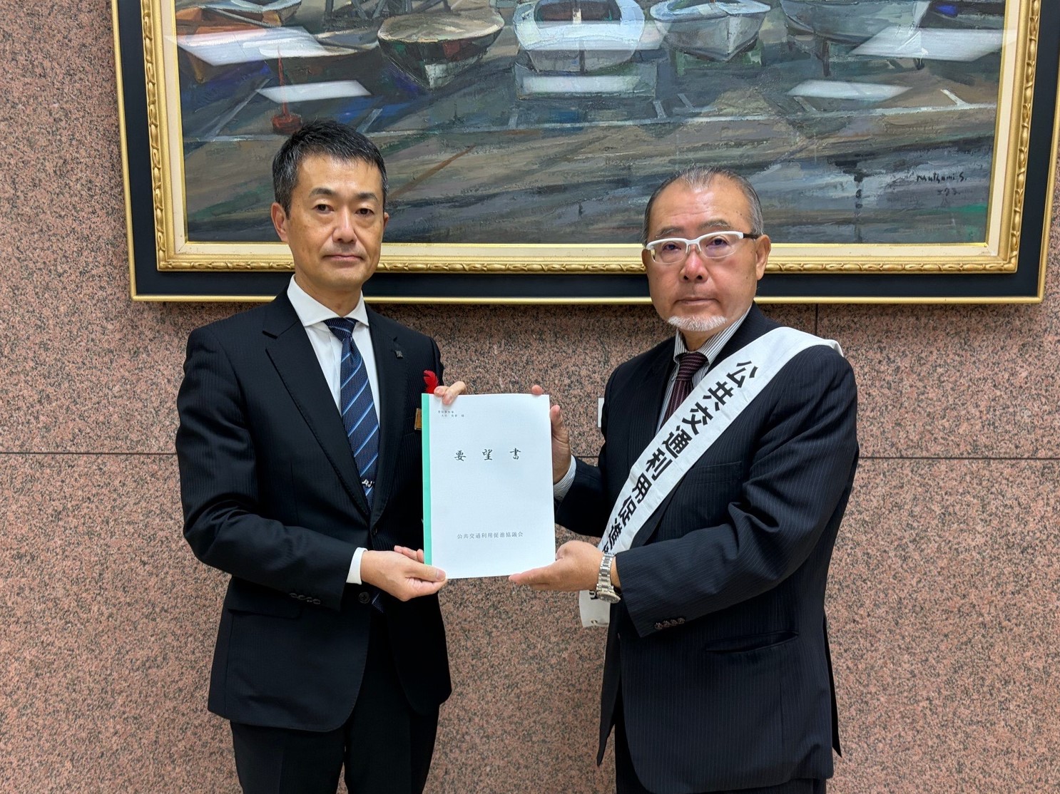 愛知県へ要望書を渡す会長