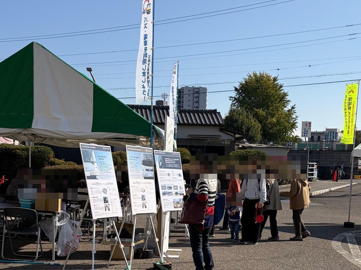 EVバス（電気自動車バス）について学べるパネル展示の様子