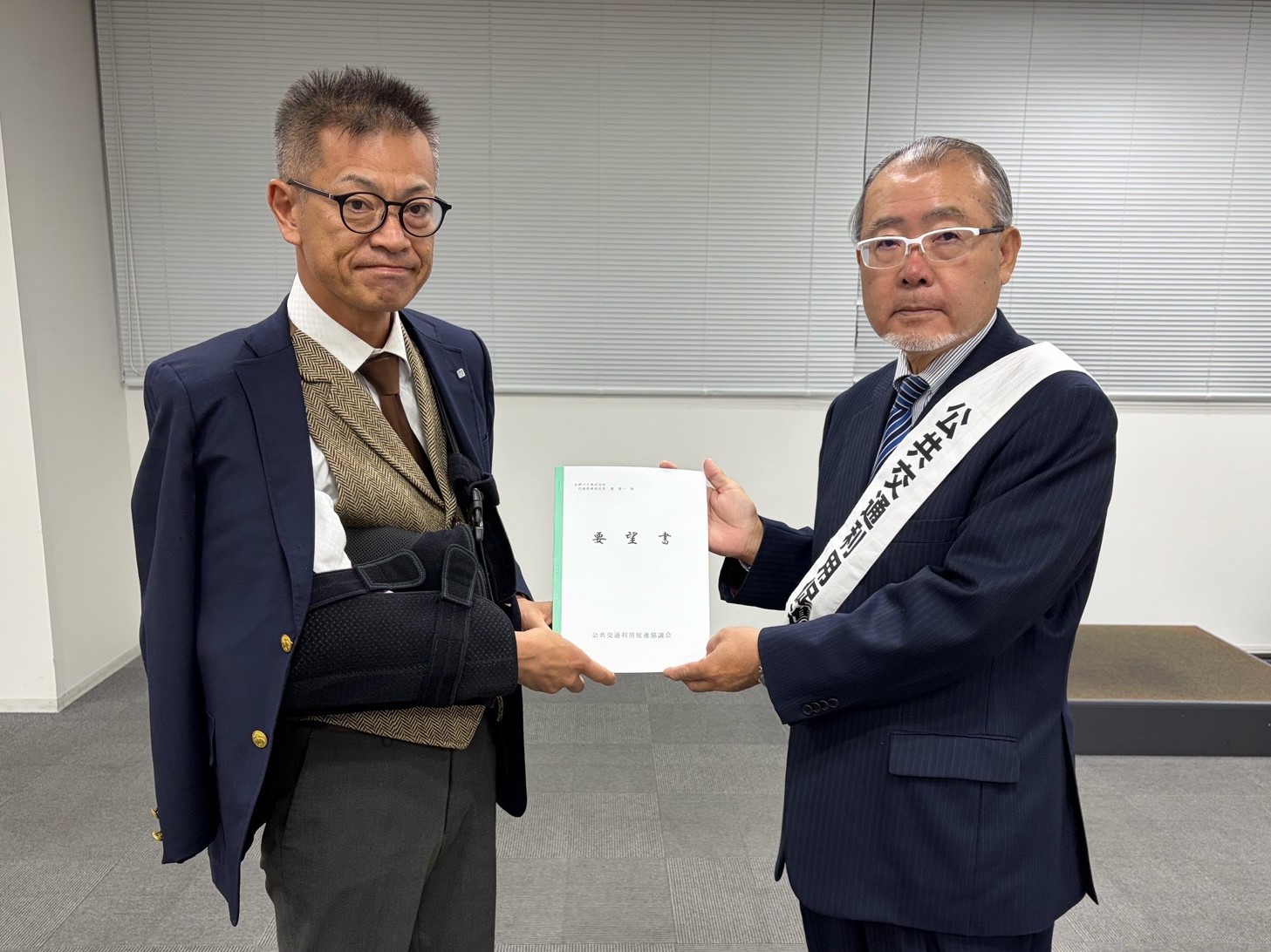 名鉄バス株式会社へ要望書を渡す会長