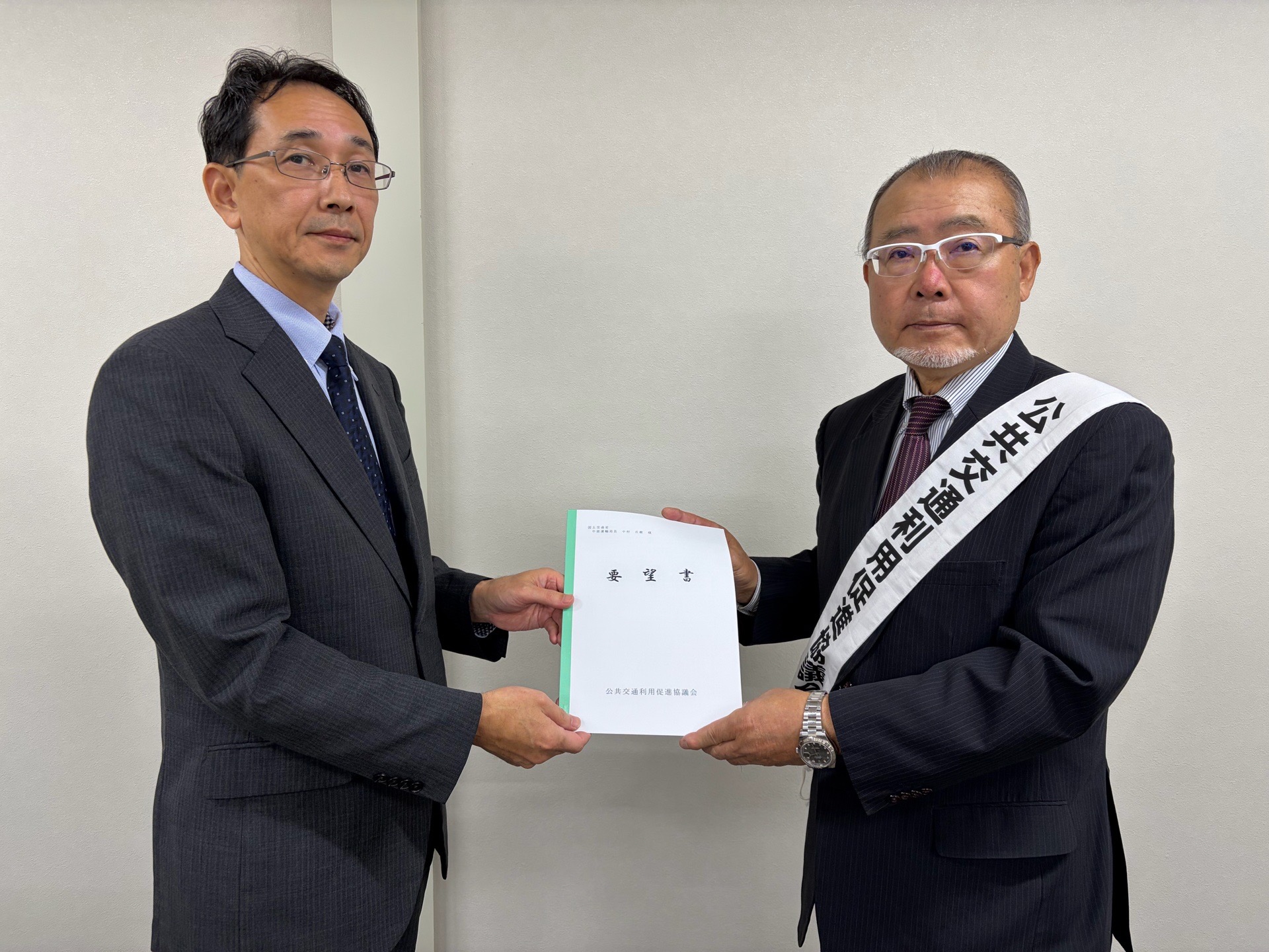 中部運輸局へ要望書を手渡す会長