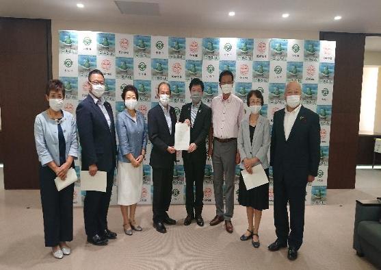 4日  市議会より「夏季にも調理給食の安定実施を求める要望書」の提出