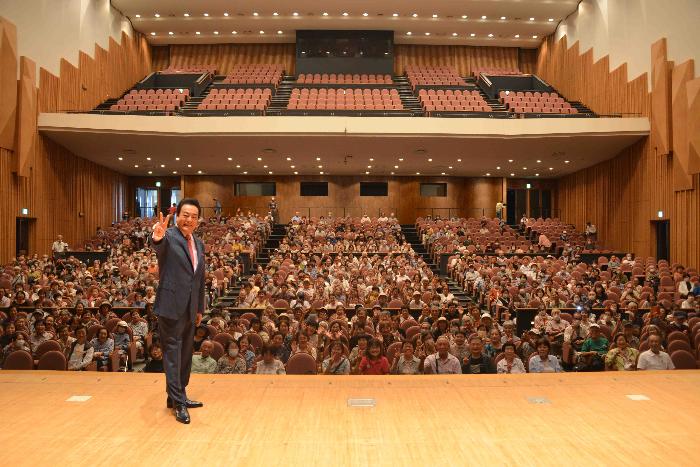講演後記念撮影を行いました
