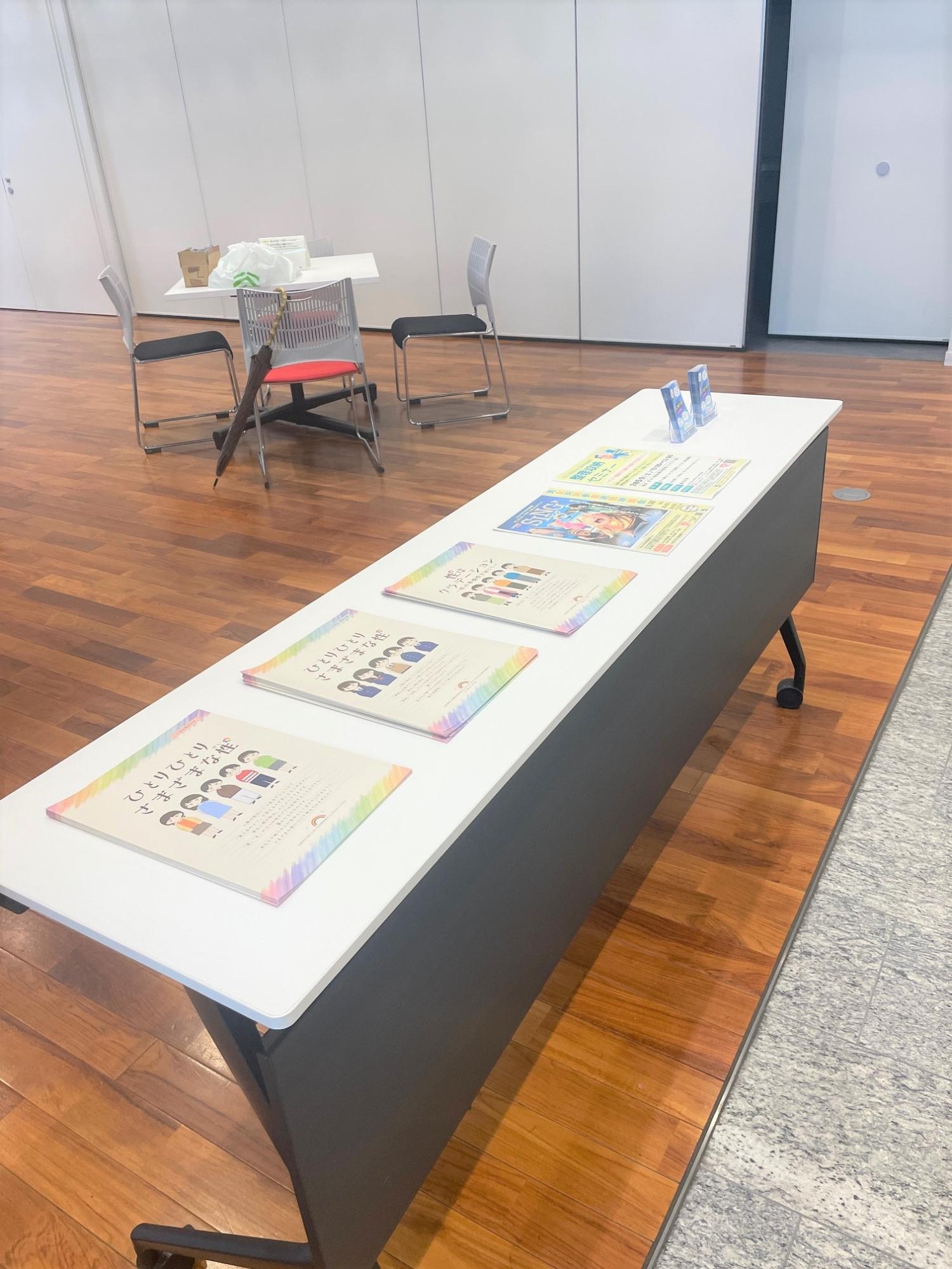 男女共同参画週間パネル展図書館2