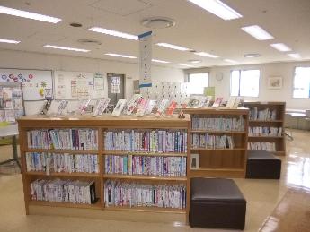 交流室内 書架の写真