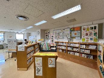 交流室内図書コーナーの画像
